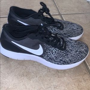 Black and white Nike Contact sneakers